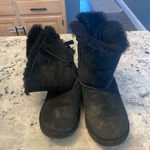 Uggs size 4 .. nice but need a good cleaning